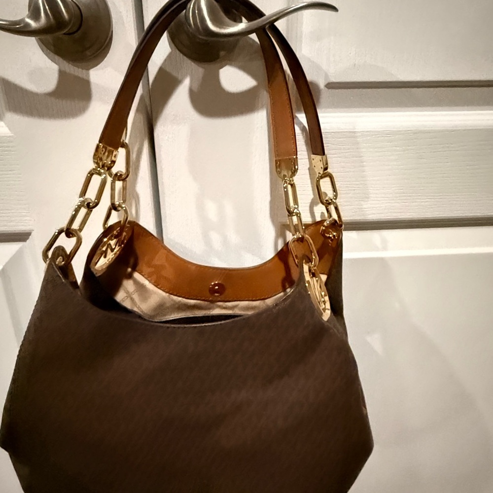 Michael Kors Lillie Large signature logo Brown Shoulder Bag with Gold Chains - Picture 8 of 8